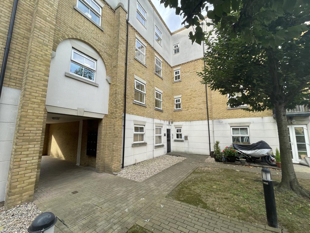 Lot: 86 - TWO BEDROOM FLAT FOR INVESTMENT - outside view from rear of block